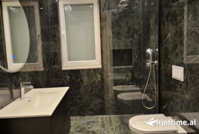 Shtepi ne shitje Penthose(kati i fundit panoramik) ne Tirane, 3+1, Mobilimi Bosh, pa mobiluar, Pagesa 390,000  Euro.