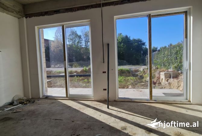 Shtepi ne shitje Vila Luksoze ne Tirane, 3+1, Mobilimi Bosh, pa mobiluar, Pagesa 950,000  Euro.