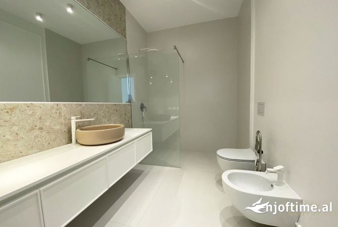 Shtepi ne shitje Vila Luksoze ne Tirane, 3+1, Mobilimi Bosh, pa mobiluar, Pagesa 950,000  Euro.