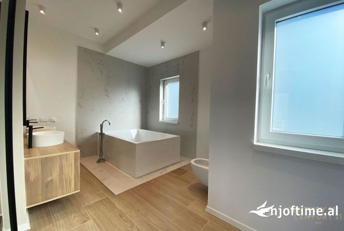 Shtepi ne shitje Vila Luksoze ne Tirane, 3+1, Mobilimi Bosh, pa mobiluar, Pagesa 950,000  Euro.