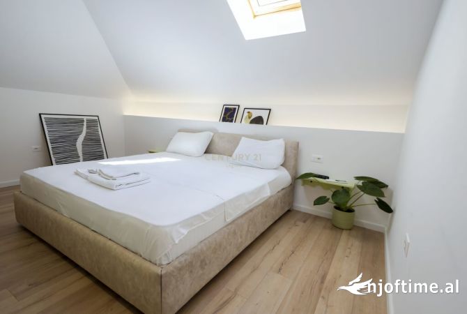 Shtepi ne shitje Penthose(kati i fundit panoramik) ne Tirane, 3+1, Mobilimi E mobiluar, Pagesa 200,000  Euro.