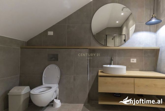 Shtepi ne shitje Penthose(kati i fundit panoramik) ne Tirane, 3+1, Mobilimi E mobiluar, Pagesa 200,000  Euro.