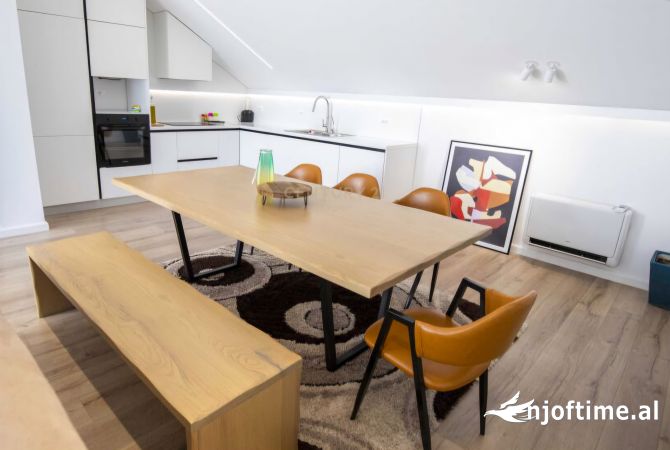 Shtepi ne shitje Penthose(kati i fundit panoramik) ne Tirane, 3+1, Mobilimi E mobiluar, Pagesa 200,000  Euro.