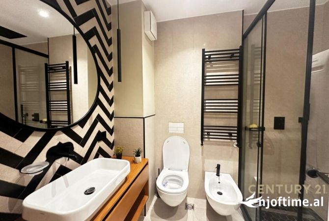 Shtepi ne shitje Penthose(kati i fundit panoramik) ne Tirane, 3+1, Mobilimi E mobiluar, Pagesa 360,000  Euro.