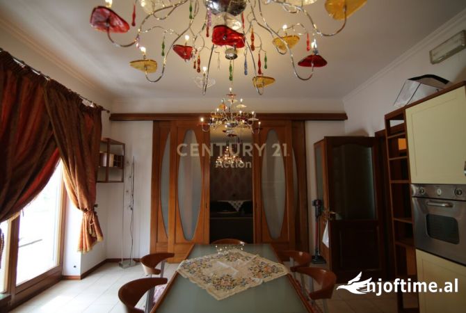 Shtepi ne shitje Vila Luksoze ne Tirane, 7+1, Mobilimi E mobiluar, Pagesa 2,500,000  Euro.