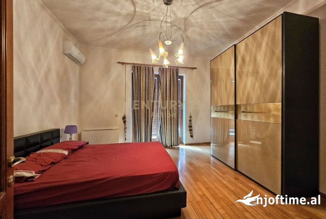 Shtepi ne shitje Vila Luksoze ne Tirane, 7+1, Mobilimi E mobiluar, Pagesa 2,500,000  Euro.