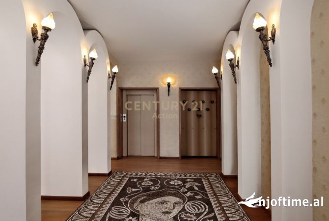 Shtepi ne shitje Vila Luksoze ne Tirane, 7+1, Mobilimi E mobiluar, Pagesa 2,500,000  Euro.