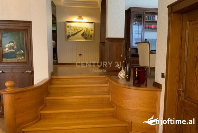 Shtepi ne shitje Penthose(kati i fundit panoramik) ne Tirane, 4+1, Mobilimi E mobiluar, Pagesa 570,000  Euro.