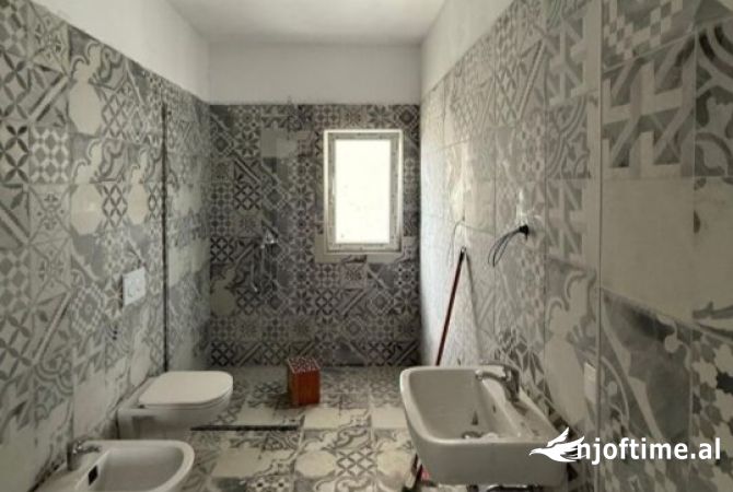 Shtepi ne shitje Apartament ne Tirane, 2+1, Mobilimi E mobiluar, Pagesa 162,000  Euro.