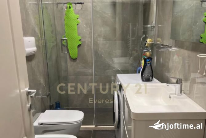 Shtepi ne shitje Apartament ne Tirane, 3+1, Mobilimi E mobiluar, Pagesa 450,000  Euro.