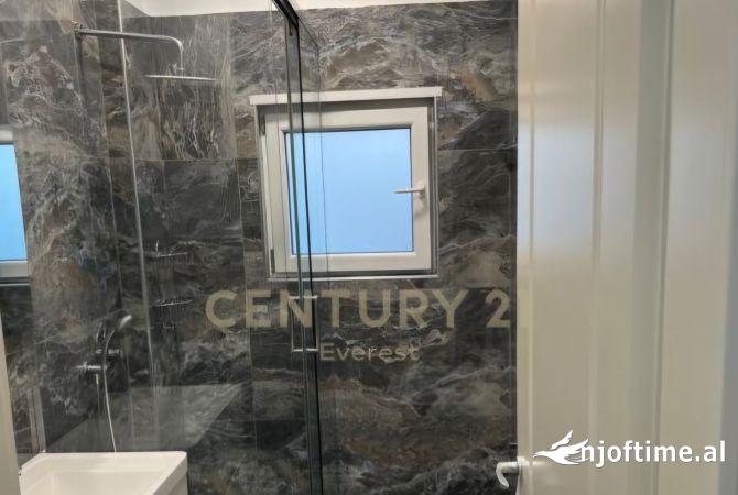 Shtepi ne shitje Apartament ne Tirane, 3+1, Mobilimi E mobiluar, Pagesa 450,000  Euro.