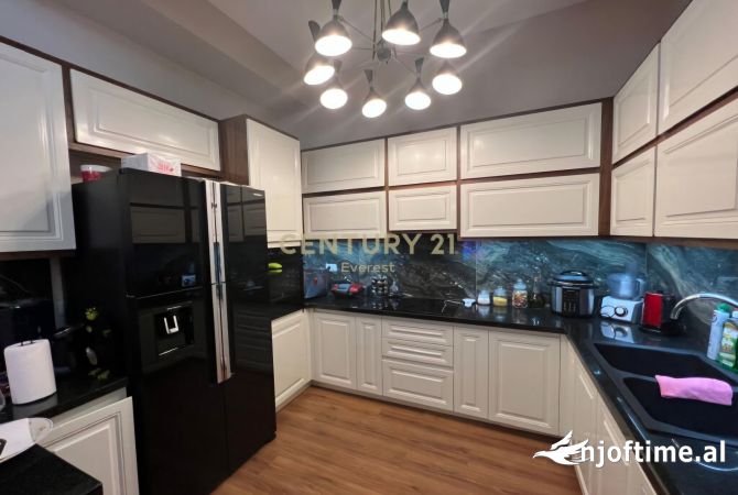 Shtepi me qera 4+1 ne Tirane - 1,500 Euro