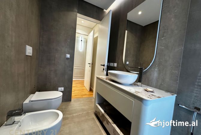 Shtepi ne shitje Apartament ne Tirane, 3+1, Mobilimi E mobiluar, Pagesa 416,000  Euro.