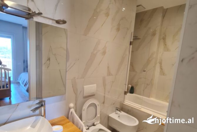Shtepi ne shitje Apartament ne Tirane, 3+1, Mobilimi E mobiluar, Pagesa 450,000  Euro.