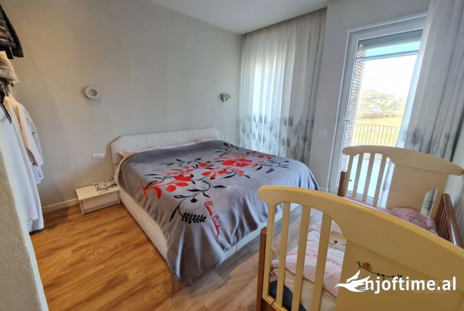 Shtepi ne shitje Apartament ne Tirane, 3+1, Mobilimi E mobiluar, Pagesa 450,000  Euro.