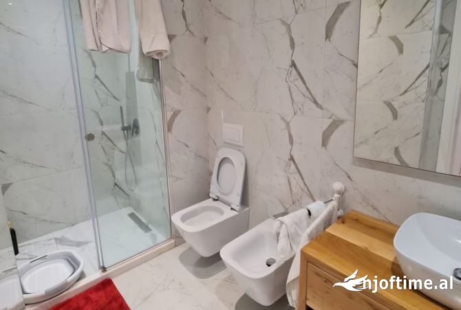 Shtepi ne shitje Apartament ne Tirane, 3+1, Mobilimi E mobiluar, Pagesa 450,000  Euro.