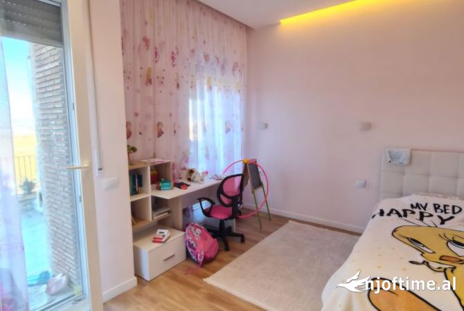 Shtepi ne shitje Apartament ne Tirane, 3+1, Mobilimi E mobiluar, Pagesa 450,000  Euro.