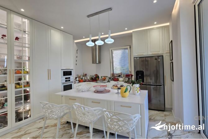 Shtepi ne shitje Vila Luksoze ne Durres, 7+1, Mobilimi E mobiluar, Pagesa 2,600,000  Euro.