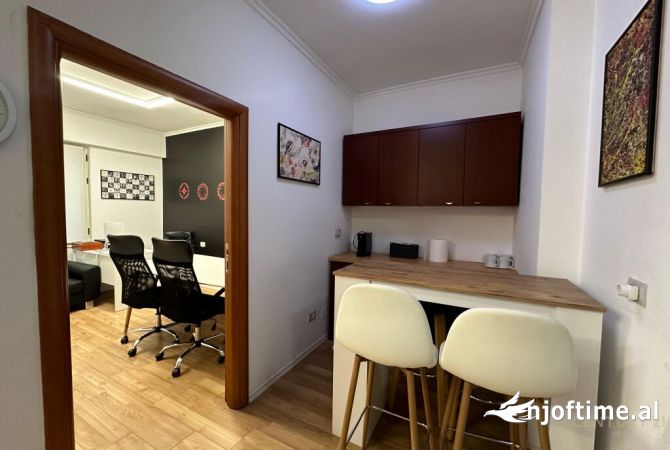 Ambient biznesi me qera 3+1 ne Tirane - 1,000 Euro