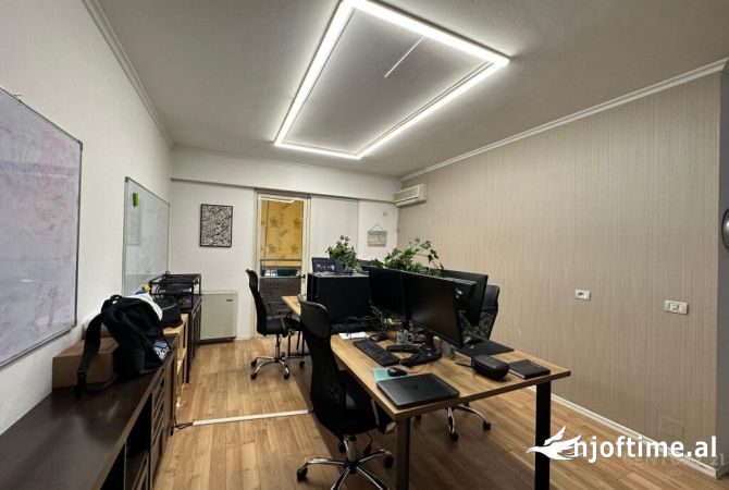 Ambient biznesi me qera 3+1 ne Tirane - 1,000 Euro