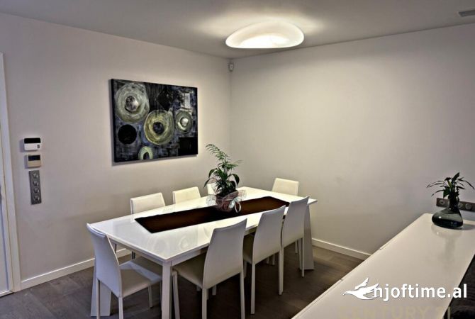 Shtepi ne shitje Apartament ne Sarande, 3+1, Mobilimi E mobiluar, Pagesa 390,000  Euro.