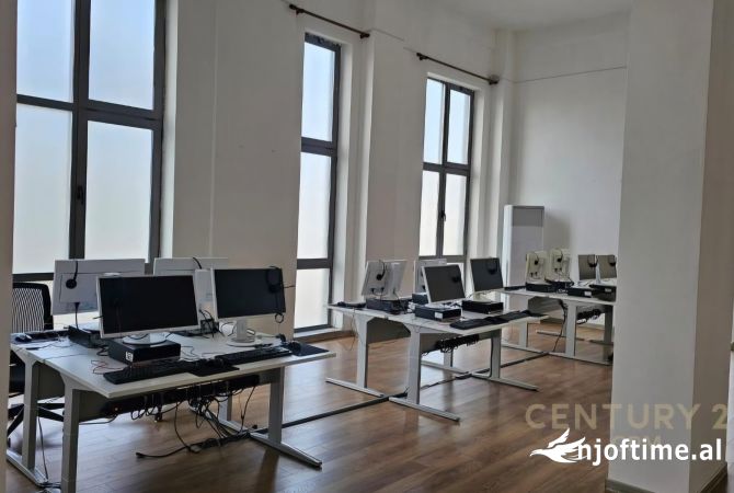 Ambient biznesi me qera 3+1 ne Tirane - 1,700 Euro