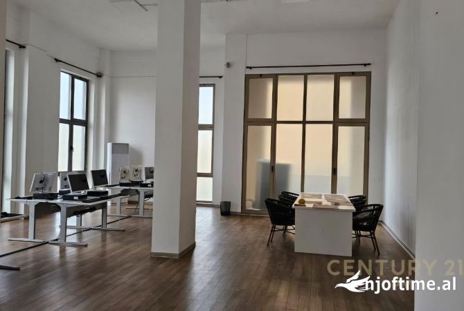 Ambient biznesi me qera 3+1 ne Tirane - 1,700 Euro