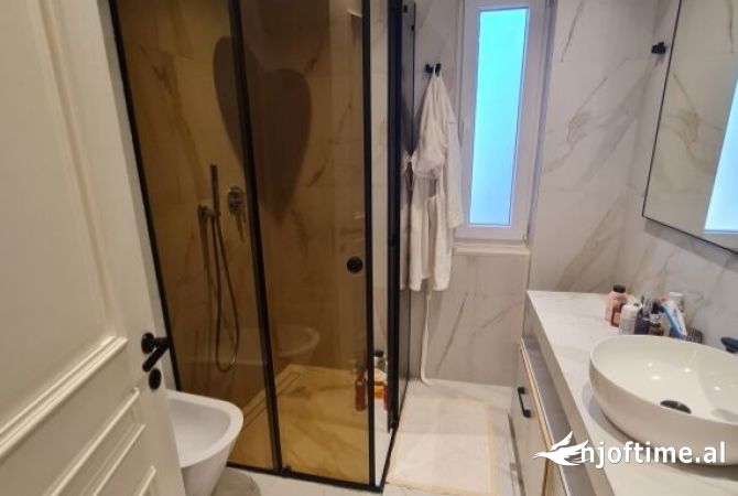 Shtepi ne shitje Apartament ne Tirane, 4+1, Mobilimi E mobiluar, Pagesa 630,000  Euro.