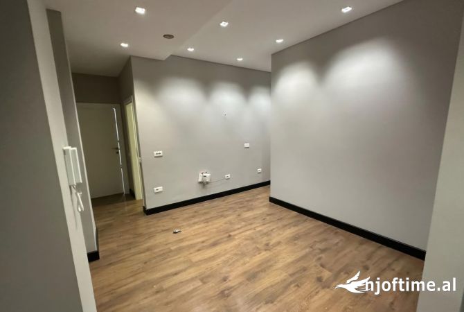 Ambient biznesi me qera 3+1 ne Tirane - 1,400 Euro