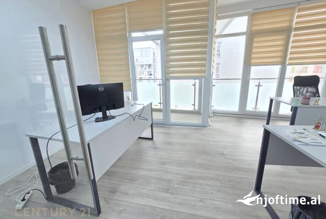 Ambient biznesi me qera 3+1 ne Tirane - 1,300 Euro