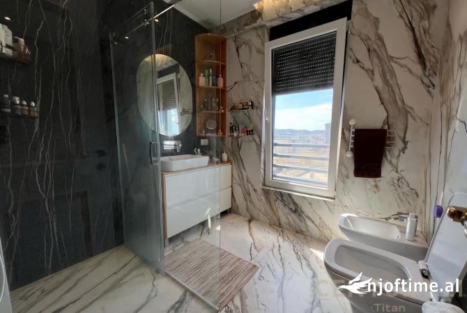 Shtepi ne shitje Apartament ne Tirane, 3+1, Mobilimi E mobiluar, Pagesa 365,000  Euro.