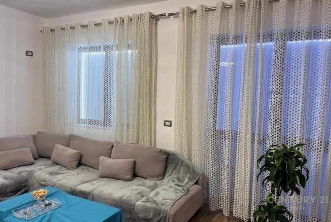 Shtepi ne shitje Apartament ne Tirane, 2+1, Mobilimi E mobiluar, Pagesa 270,000  Euro.