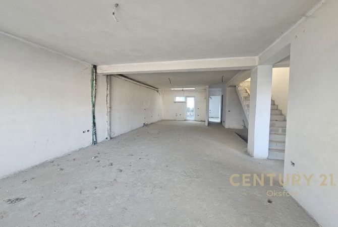 Shtepi ne shitje Apartament ne Tirane, 4+1, Mobilimi Bosh, pa mobiluar, Pagesa 600,000  Euro.