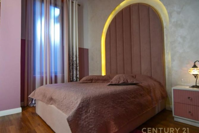 Shtepi ne shitje Vila Luksoze ne Tirane, 5+1, Mobilimi E mobiluar, Pagesa 1,200,000  Euro.