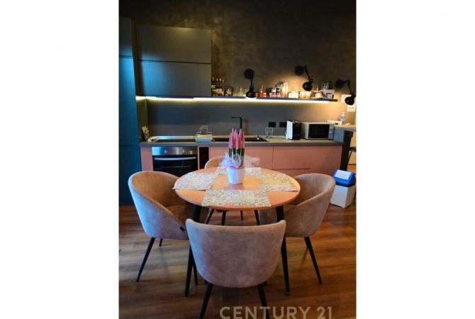 Shtepi ne shitje Vila Luksoze ne Tirane, 5+1, Mobilimi E mobiluar, Pagesa 1,200,000  Euro.