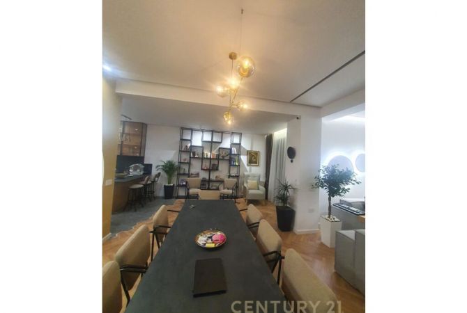 Shtepi ne shitje Vila Luksoze ne Tirane, 5+1, Mobilimi E mobiluar, Pagesa 1,200,000  Euro.