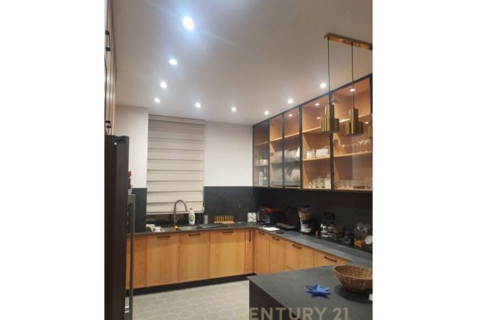 Shtepi ne shitje Vila Luksoze ne Tirane, 5+1, Mobilimi E mobiluar, Pagesa 1,200,000  Euro.