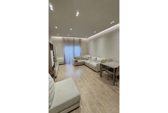 Shtepi ne shitje Apartament ne Tirane, 3+1, Mobilimi E mobiluar, Pagesa 320,000  Euro.