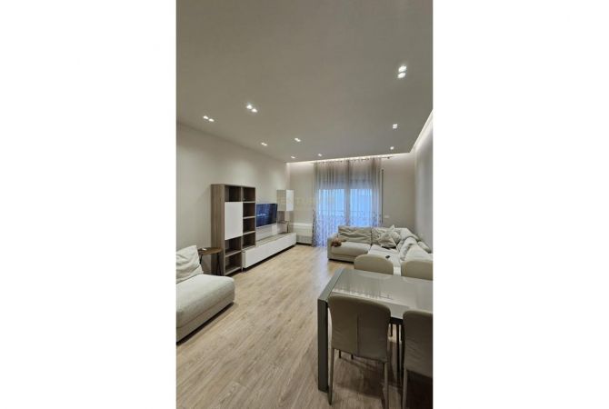 Shtepi ne shitje Apartament ne Tirane, 3+1, Mobilimi E mobiluar, Pagesa 320,000  Euro.