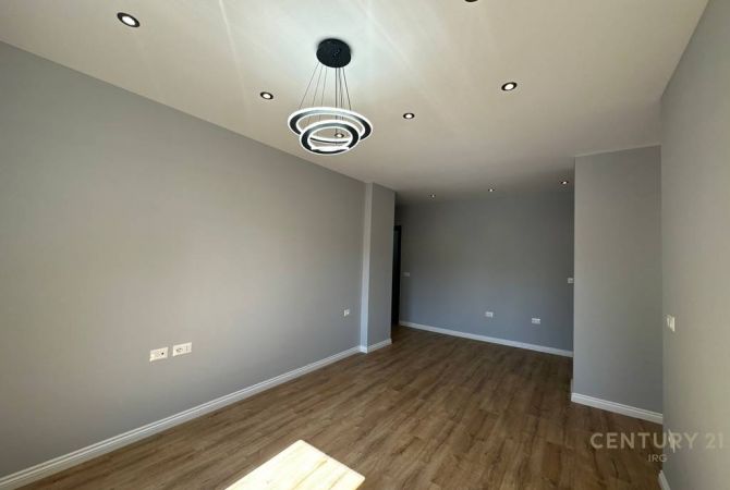 Shtepi ne shitje Apartament ne Tirane, 1+1, Mobilimi Bosh, pa mobiluar, Pagesa 118,000  Euro.