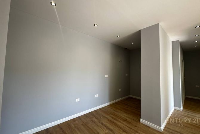 Shtepi ne shitje Apartament ne Tirane, 1+1, Mobilimi Bosh, pa mobiluar, Pagesa 118,000  Euro.