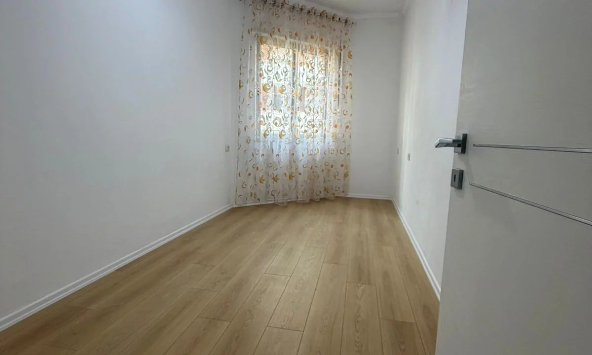 Shtepi ne shitje Apartament ne Tirane, 1+1, Mobilimi Bosh, pa mobiluar, Pagesa 91,000  Euro.