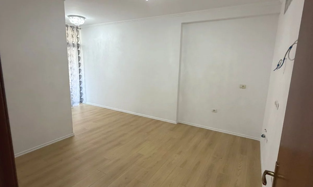 Shtepi ne shitje Apartament ne Tirane, 2+1, Mobilimi Bosh, pa mobiluar, Pagesa 112,000  Euro.