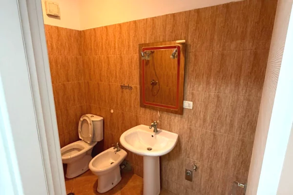 Shtepi ne shitje Apartament ne Tirane, 2+1, Mobilimi Bosh, pa mobiluar, Pagesa 112,000  Euro.