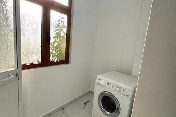 Shtepi me qera Apartament ne Tirane, 1+1, Mobilimi E mobiluar, Pagesa 400  Euro.