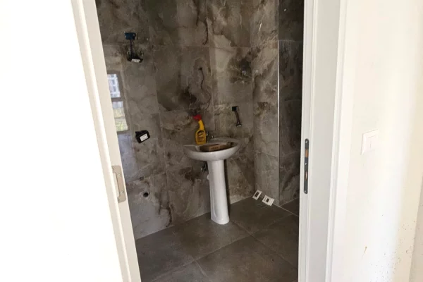 Shtepi ne shitje Apartament ne Tirane, 2+1, Mobilimi Bosh, pa mobiluar, Pagesa 160,000  Euro.