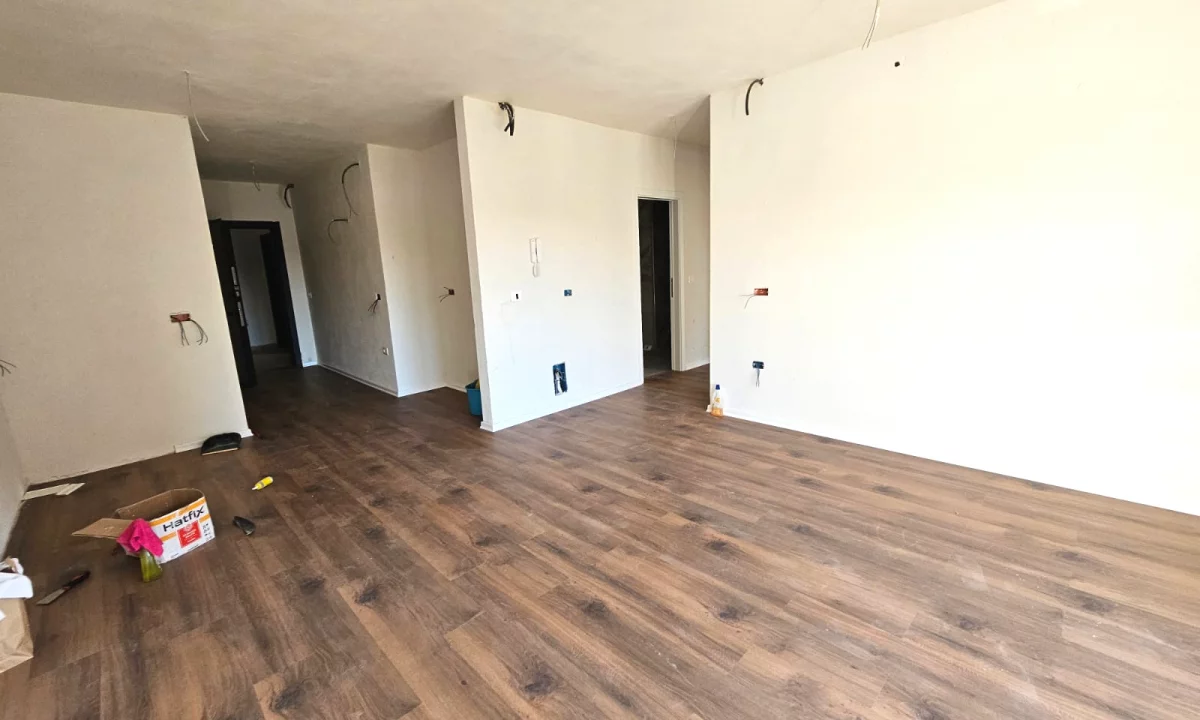 Shtepi ne shitje Apartament ne Tirane, 2+1, Mobilimi Bosh, pa mobiluar, Pagesa 160,000  Euro.