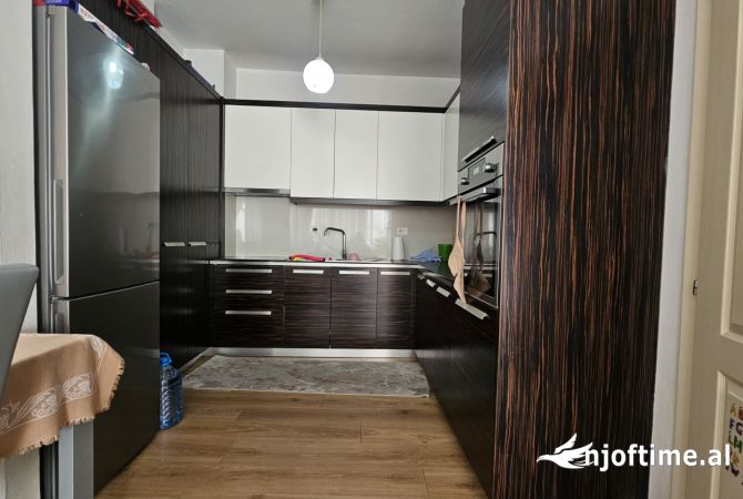 Shtepi ne shitje Apartament ne Tirane, 2+1, Mobilimi E mobiluar, Pagesa 129,900  Euro.