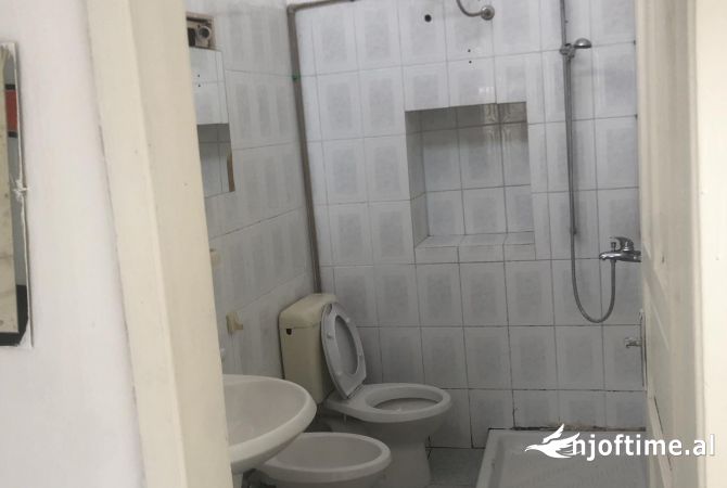 Shtepi me qera Shtepi Private ne Tirane, 2+1, Mobilimi Bosh, pa mobiluar, Pagesa 28,000  Leke.