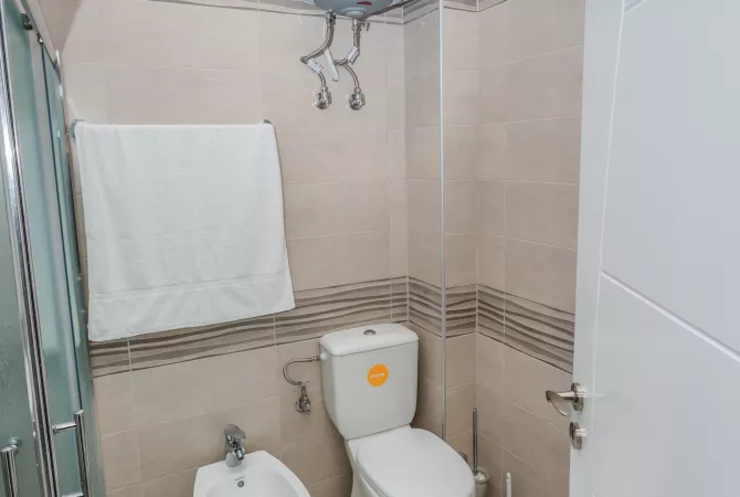 Shtepi me qera Apartament ne Korce, 2+1, Mobilimi E mobiluar, Pagesa 40,000  Leke.